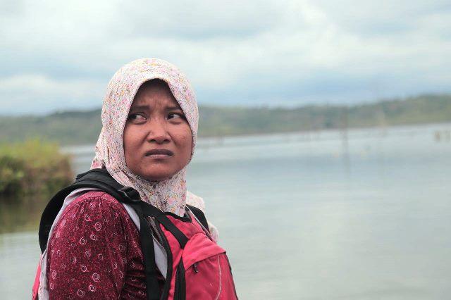 Harap-harap Cemas Meli Mencari Suami dan Mertua Tenggelam