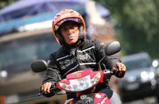 Di Kota Lain Ditilang, Pemotor Merokok di Batam Masih Melenggang