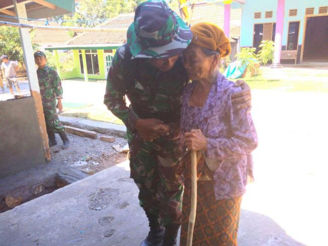 Kepedulian Danramil Kepada Warga Desa Yang Lanjut Usia