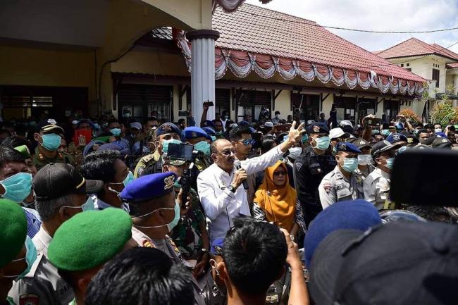 Wakil Ketua DPRD Natuna Pingsan, Bupati Diamankan dari Lemparan Botol