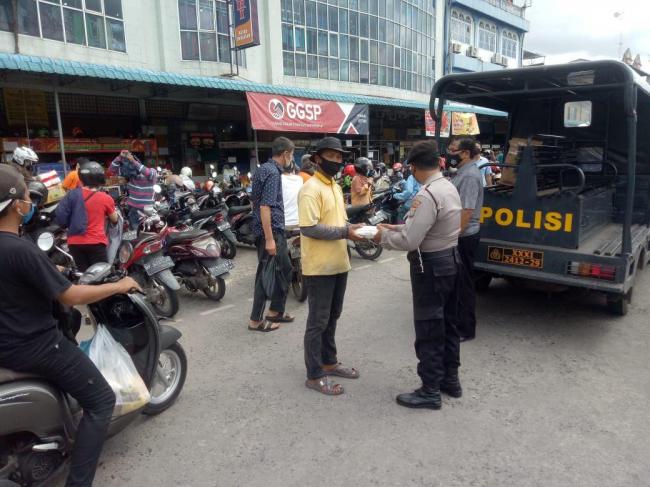 Polsek Tanjungpinang Timur Bagi-bagi Makanan untuk Warga