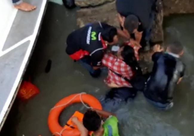 Tangga Pelantar Pelabuhan Tanjunguban Ambruk, 6 Penumpang Jatuh ke Laut