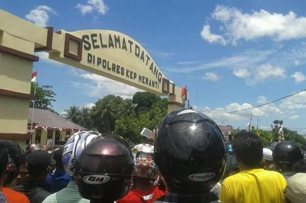 Penikam Anggota Polisi Tewas, Mapolres Meranti Diserang Ribuan Warga