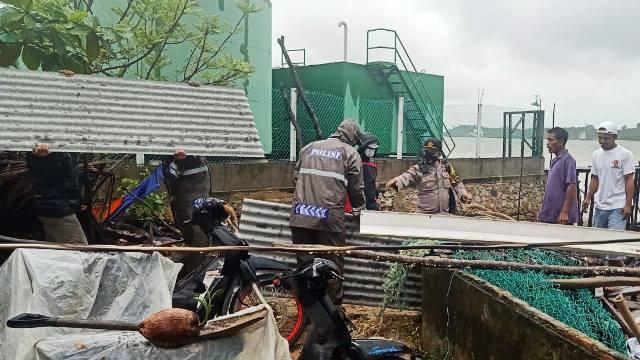 Angin Puting Beliung Cabut Atap Rumah Warga Buru Karimun
