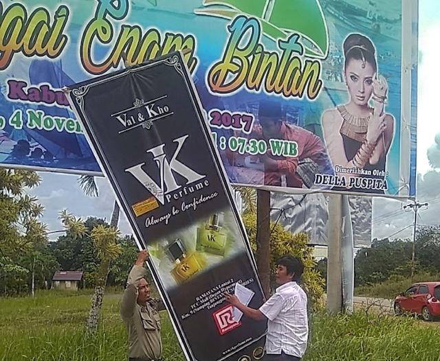 Satpol PP Bongkar Reklame Nyasar ke Bintan