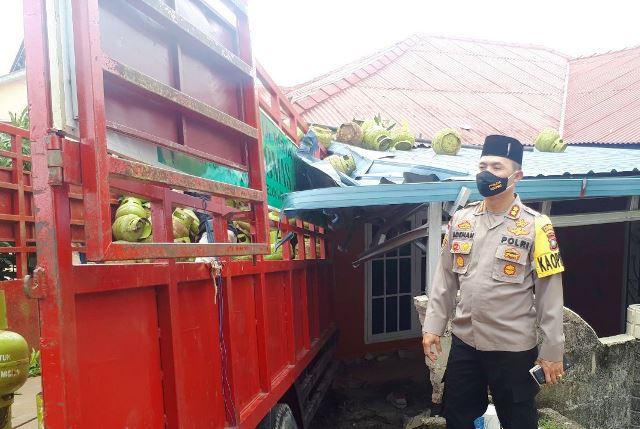 Truk Tabrak Rumah di Karimun, Tabung Gas Berhamburan ke Atap