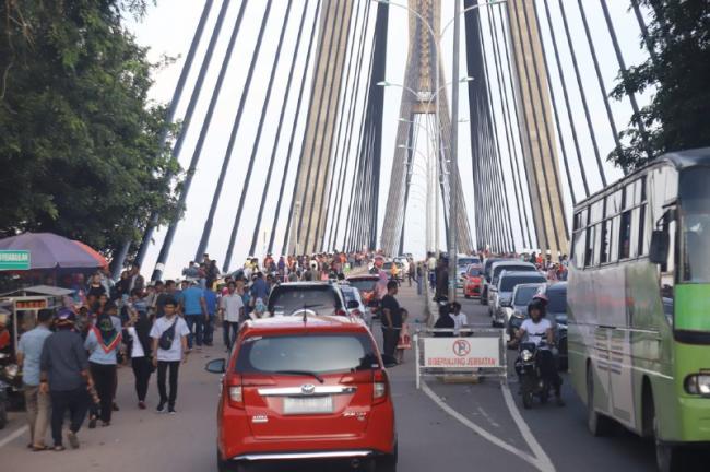 Jembatan Barelang Ramai, Jalanan Macet