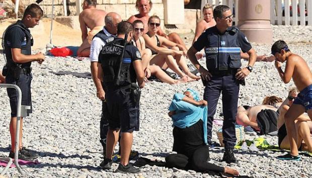 Eks Arsenal: Wanita Muslim Dipaksa Buka Hijab di Pantai, Dunia Gila!