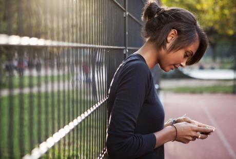Inilah Akibat Fatal Leher Sering Menunduk Menatap Gadget