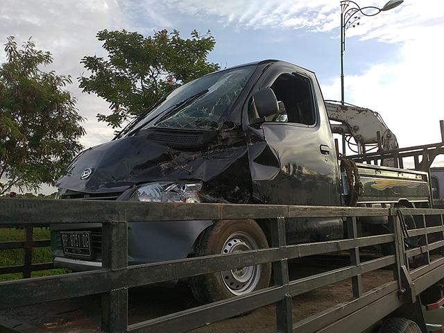  Mobil Pikap Ringsek Masuk Parit di Bundaran Madani