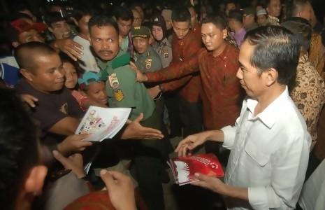 Begini Antusias Warga Kota Padang Saat Bertemu Jokowi Jalan-jalan di Plaza Andalas