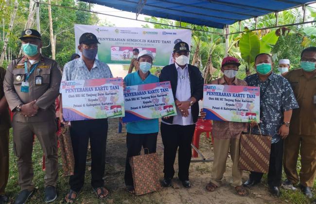 Petani Karimun Dapat Kartu Tani, Beli Pupuk Subsidi Bisa Lebih Mudah