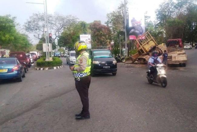 Alat Berat Tumpah dari Truk Pengangkut di Simpang UIB, Lalin Macet