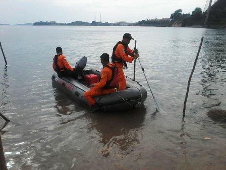 Waria Lompat dari Jembatan Barelang Belum Ditemukan, Area Pencarian Diperluas