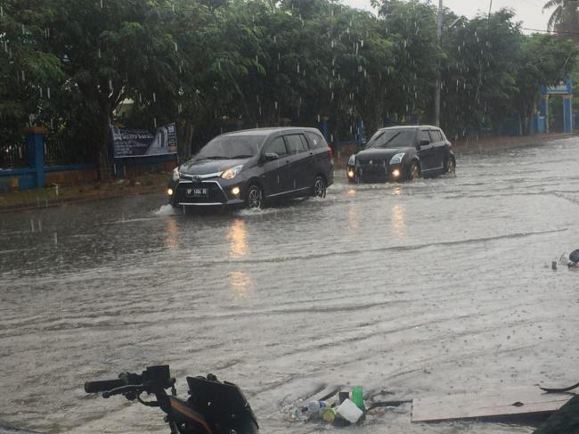 Tanjungpinang Diguyur Hujan Deras, Jalan Pemuda Terendam 