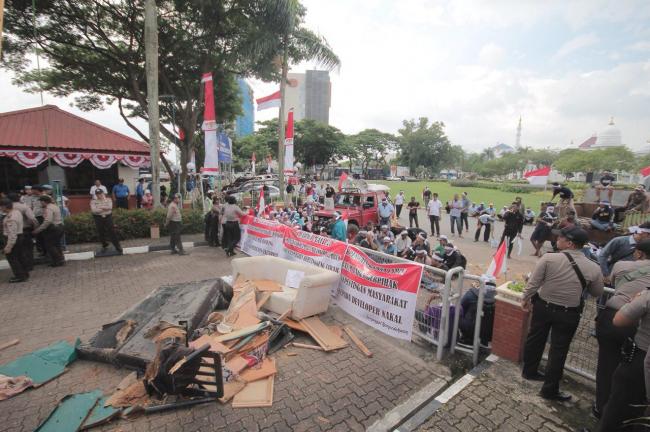 Gerbang BP Batam Dilempari Sofa dan Lemari Rusak Akibat Banjir