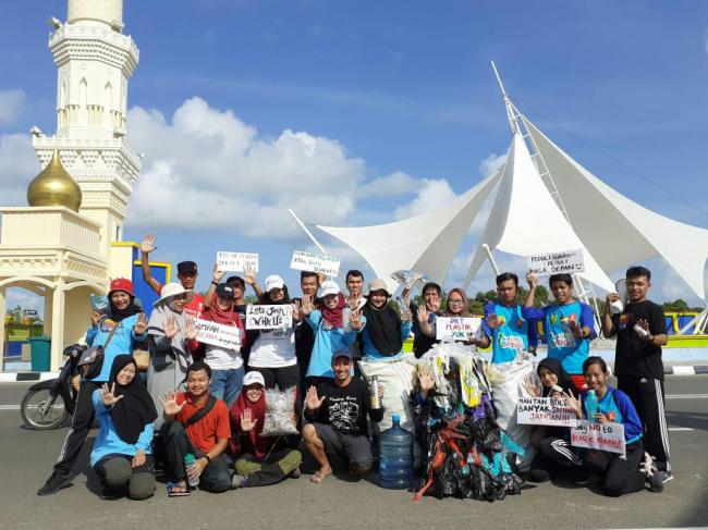 Relawan WCD Kepri Bersih-Bersih Jembatan Dompak Bertemu Monster Plastik