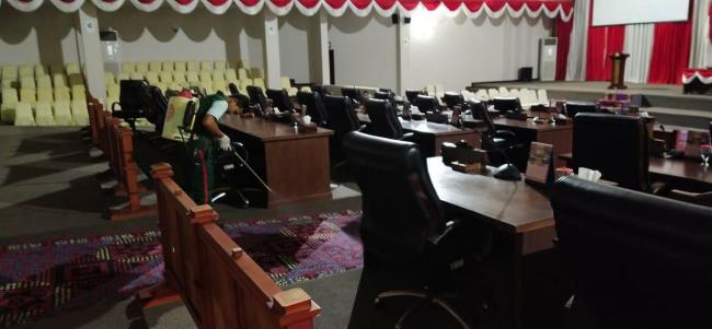 Cegah Corona, Kantor DPRD Kepri Disemprot Disinfektan