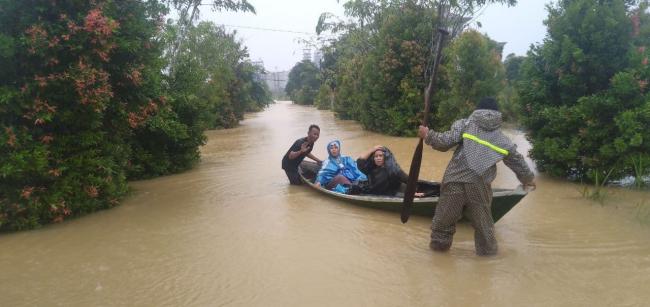 Kantor Terkepung Banjir, Petugas Kecamatan Nongsa Pakai Perahu