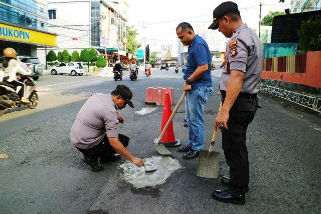 Saat Polisi Tanjungpinang Turun Tangan Tambal Jalan Berlubang