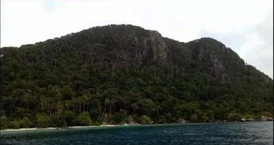 Pulau Pejantan Tambelan Lebih Dekat ke Kalimantan