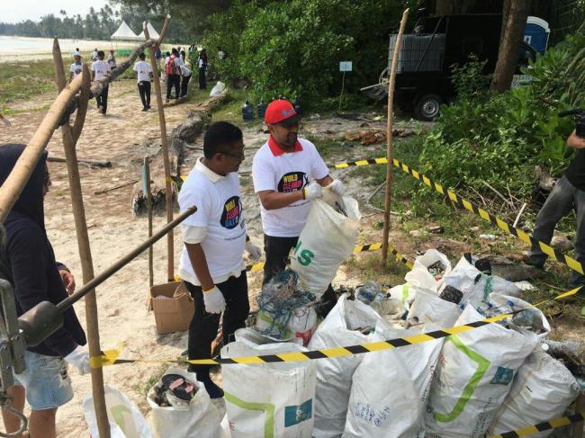 WCD Sapu 2,3 Ton Lebih Sampah Plastik dari Pantai Lagoi