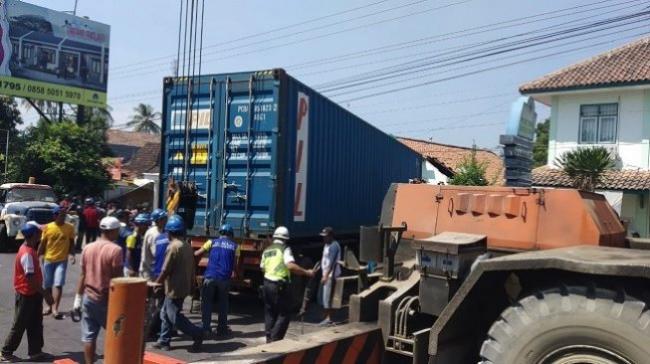 Anak Bidan Puskesmas Tewas Diseruduk Truk Trailer