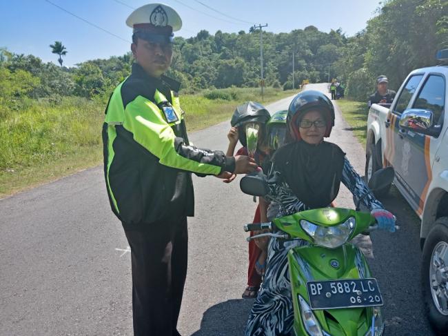 Pilih Terima Bunga Mawar atau Ditilang?