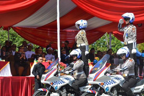 Aksi Para Polwan Cantik di Engku Putri Batam