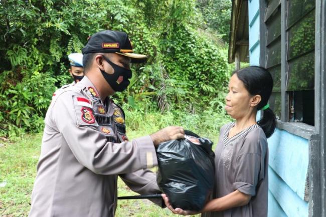 Polres Lingga Bagi-bagi Sembako dan Masker untuk Warga Kurang Mampu
