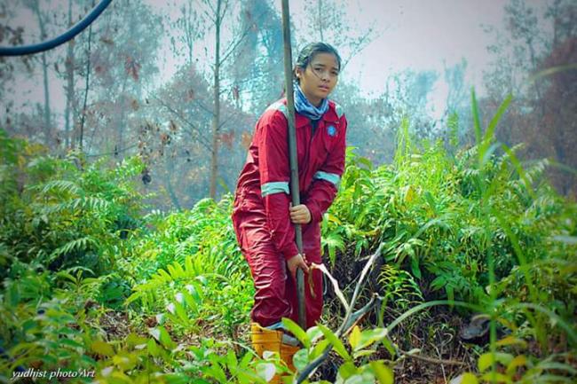 Cewek Cantik Ini Nekat Jadi Relawan Bencana Kabut Asap
