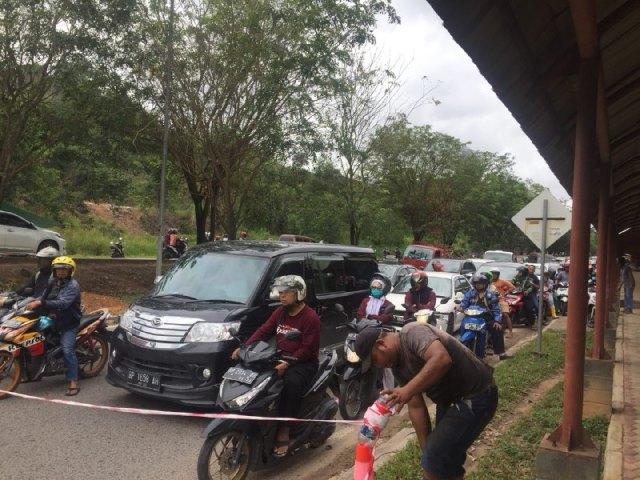 Penebangan Pohon Picu Kemacetan Kendaraan di Mukakuning