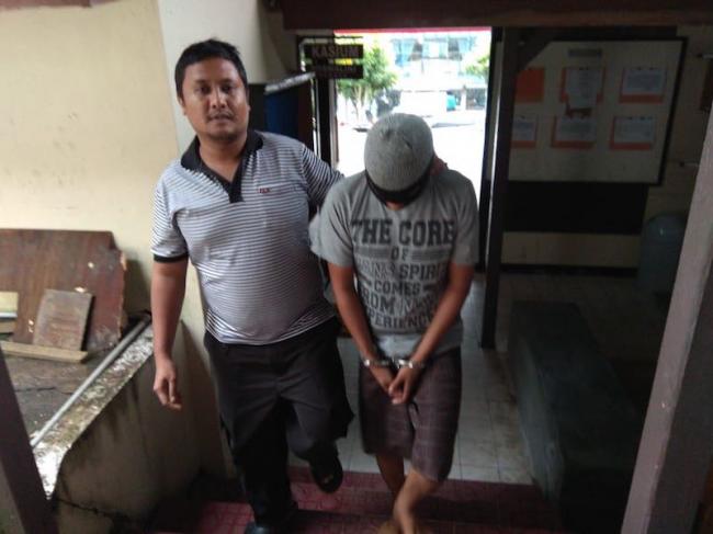 Dua Pemuda di Tanjungpinang Curi Pintu Rumah yang Terpasang 