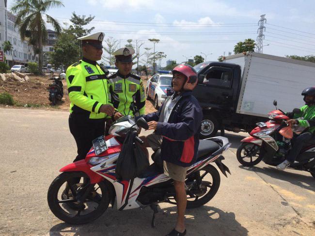 Samsat Batam Sediakan Mobil Pengurusan Pajak di Lokasi Razia Polisi