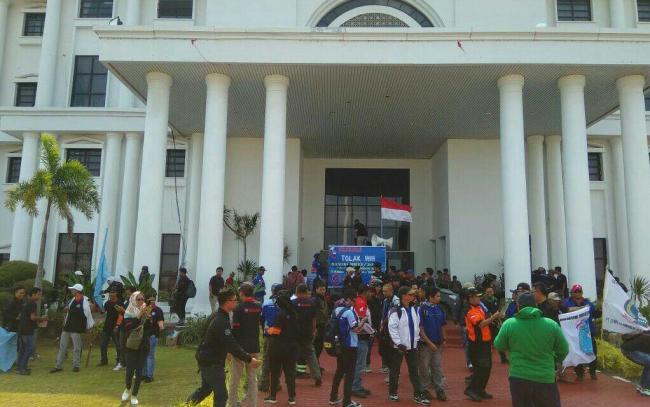 Massa Buruh Tolak Dijumpai Kadisnaker Kepri