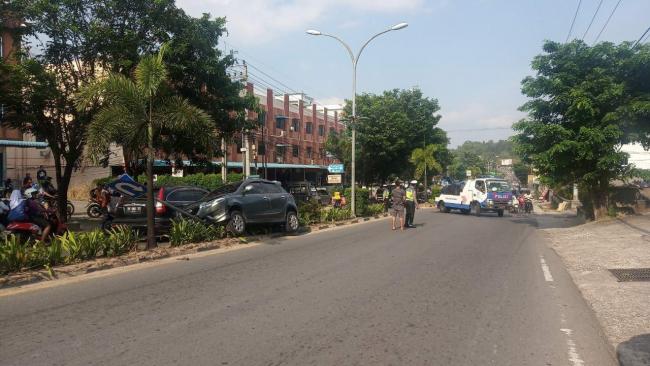Mobil Overlap Hantam Rambu U Turn di Tanjungpinang