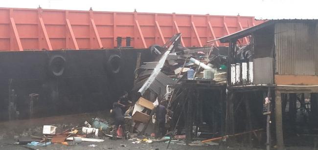 Air Laut Surut, Begini Kondisi Rumah Pesisir Tanjunguma Usai Ditabrak Tongkang