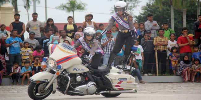 Polwan Cantik Ini Mahir Atraksi Moge 
