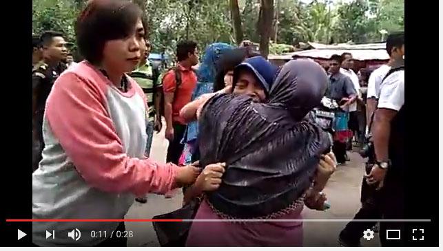 [VIDEO] Rekonstruksi Pembunuhan Dedi Hermanto Ricuh