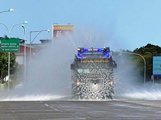 Mobil Water Canon Semprot Disinfektan Kawasan Batam Centre