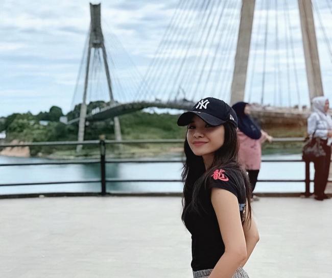 Tiba di Batam, Penyanyi Malaysia Shiha Zikir Mampir ke Jembatan Barelang