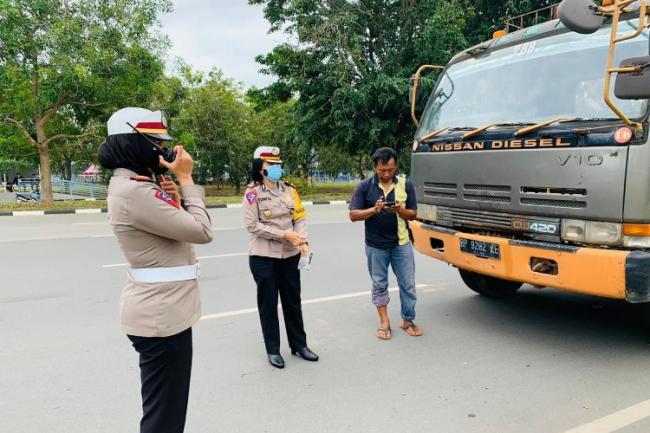Truk Bermuatan Lebih Tanpa Pengawalan Polisi Siap-siap Kena Tilang