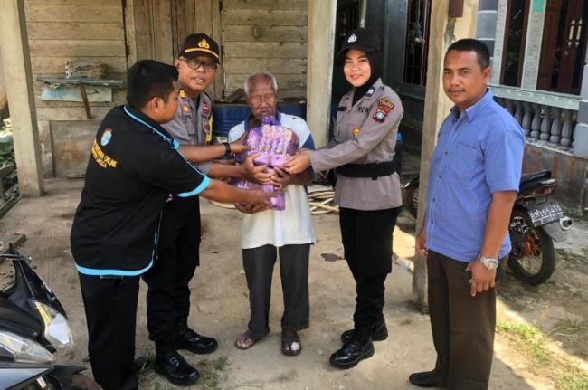 Polsek Daik Lingga Bagi Puluhan Paket Sembako untuk Warga Kurang Mampu