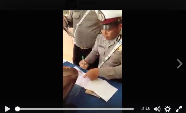 [VIDEO] Aksi Pengendara vs Polisi Saat Tilang Bikin Heboh