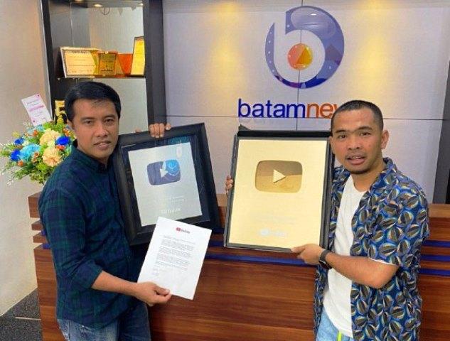 Luar Biasa, Putra Siregar Raih Gold Play Button 1 Juta Subscriber YouTube