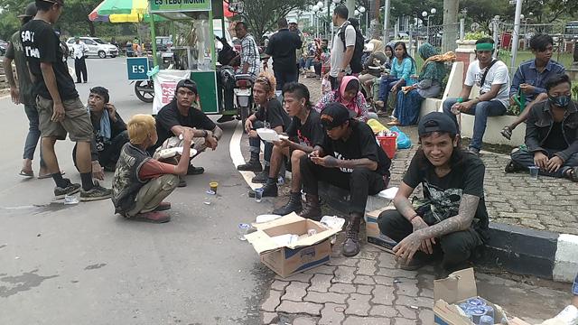 Anak Punk Ikut Demo Tolak UWTO, Diwarnai Aksi Jahit Mulut