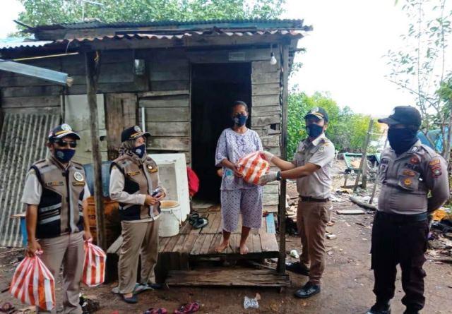 Karantina Tanjungpinang Bagikan 1.000 Paket Sembako untuk Buruh Pelabuhan
