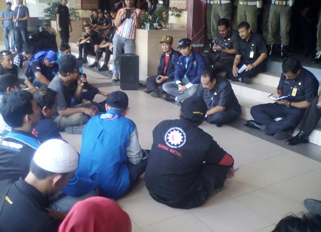 Buruh Demo Sambil Lesehan dengan Walikota Batam