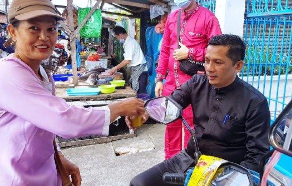 Saat Bupati Meranti Ajak Warga Minum Jamu Gratis di Pasar Imam Bonjol