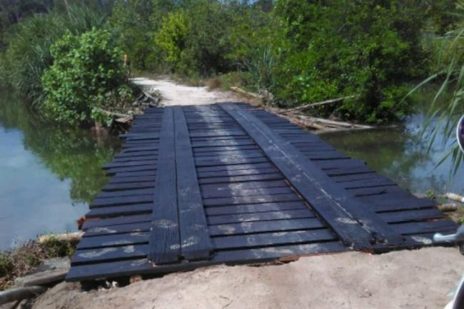 Penampakan Jembatan Menuju Kantor Camat Selayar Lingga Usai Diperbaiki